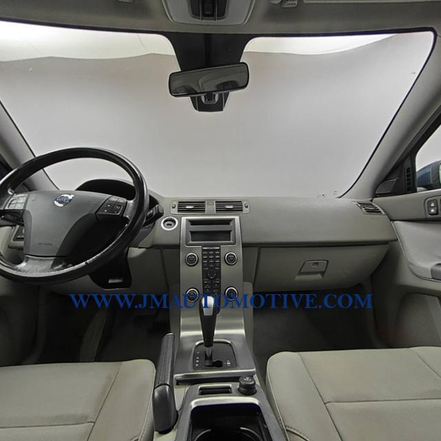Used Volvo S40 4dr Sdn Auto FWD w/Moonroof 2010 | J&M Automotive Sls&Svc LLC. Naugatuck, Connecticut Used Volvo S40 4dr Sdn Auto FWD w/Moonroof 2010 | J&M Automotive Sls&Svc LLC. Naugatuck, Connecticut