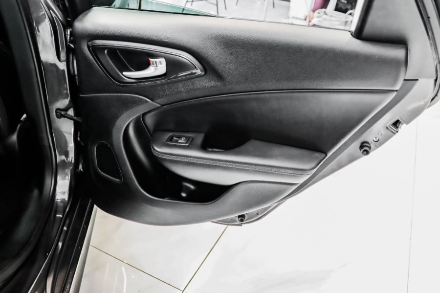 Used Chrysler 200 4dr Sdn S AWD 2015 | 26 Motors Corp. Bronx, New York Used Chrysler 200 4dr Sdn S AWD 2015 | 26 Motors Corp. Bronx, New York