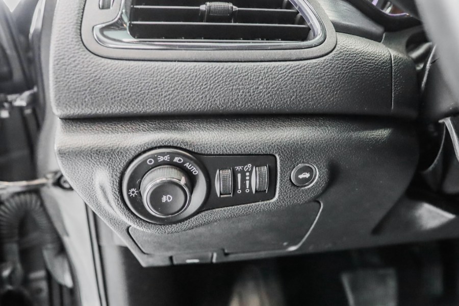 Used Chrysler 200 4dr Sdn S AWD 2015 | 26 Motors Corp. Bronx, New York Used Chrysler 200 4dr Sdn S AWD 2015 | 26 Motors Corp. Bronx, New York