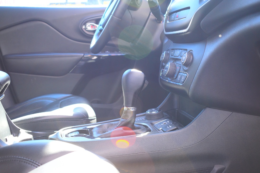 Used Jeep Cherokee Latitude Plus 4x4 2019 | Hillside Auto Mall Inc.. Jamaica, New York Used Jeep Cherokee Latitude Plus 4x4 2019 | Hillside Auto Mall Inc.. Jamaica, New York