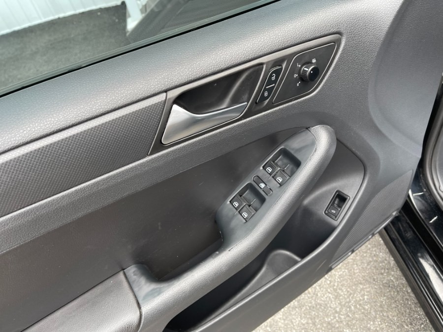 2011 Volkswagen Jetta Sedan 4dr Manual SE w/Convenience PZEV, available for sale in Paterson, New Jersey | DZ Automall. Paterson, New Jersey 2011 Volkswagen Jetta Sedan 4dr Manual SE w/Convenience PZEV, available for sale in Paterson, New Jersey | DZ Automall. Paterson, New Jersey