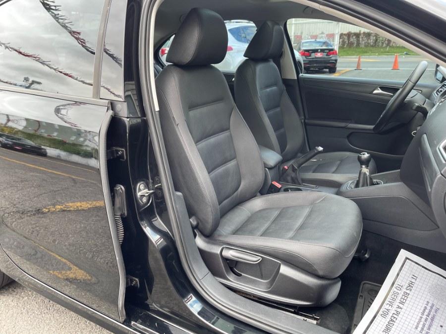 2011 Volkswagen Jetta Sedan 4dr Manual SE w/Convenience PZEV, available for sale in Paterson, New Jersey | DZ Automall. Paterson, New Jersey 2011 Volkswagen Jetta Sedan 4dr Manual SE w/Convenience PZEV, available for sale in Paterson, New Jersey | DZ Automall. Paterson, New Jersey