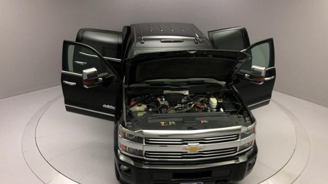 Used Chevrolet Silverado 3500hd 4WD Crew Cab 153.7 High Country 2015 | J&M Automotive Sls&Svc LLC. Naugatuck, Connecticut Used Chevrolet Silverado 3500hd 4WD Crew Cab 153.7 High Country 2015 | J&M Automotive Sls&Svc LLC. Naugatuck, Connecticut