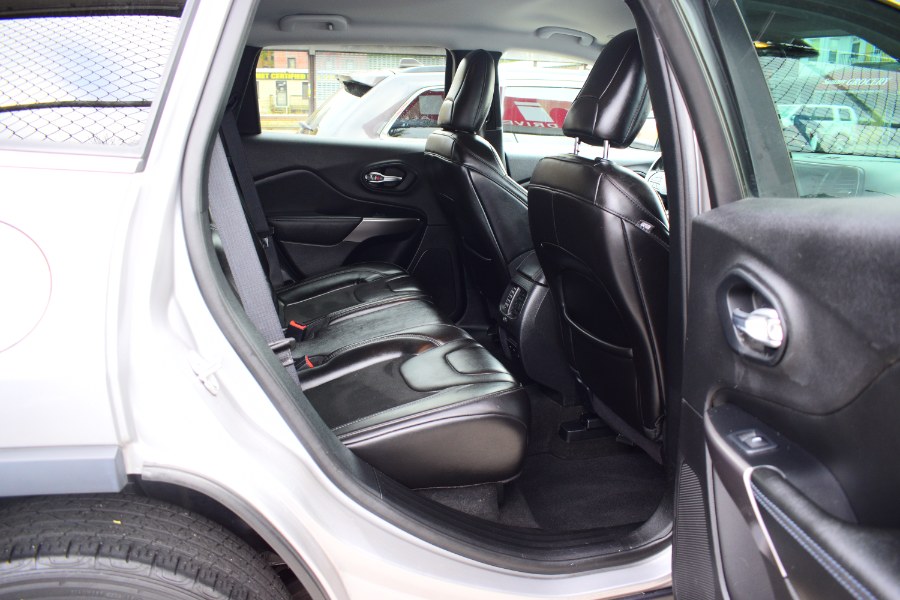 Used Jeep Cherokee Latitude Plus 4x4 2019 | Hillside Auto Mall Inc.. Jamaica, New York Used Jeep Cherokee Latitude Plus 4x4 2019 | Hillside Auto Mall Inc.. Jamaica, New York