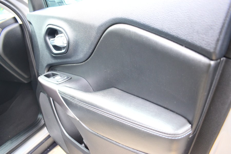 Used Jeep Cherokee Latitude Plus 4x4 2019 | Hillside Auto Mall Inc.. Jamaica, New York Used Jeep Cherokee Latitude Plus 4x4 2019 | Hillside Auto Mall Inc.. Jamaica, New York