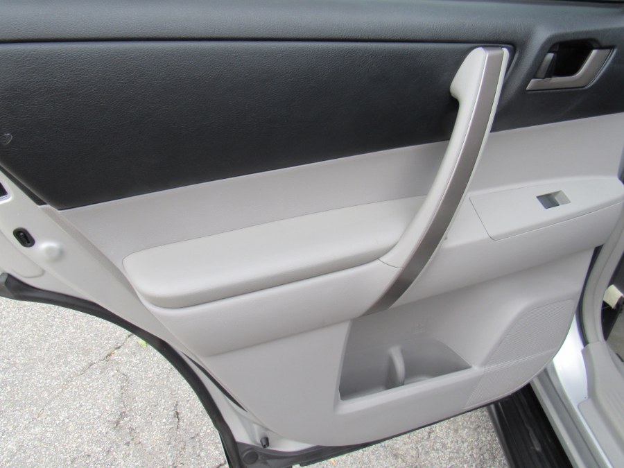 2010 Toyota Highlander SE, available for sale in Worcester, Massachusetts | Hilario's Auto Sales Inc.. Worcester, Massachusetts 2010 Toyota Highlander SE, available for sale in Worcester, Massachusetts | Hilario's Auto Sales Inc.. Worcester, Massachusetts