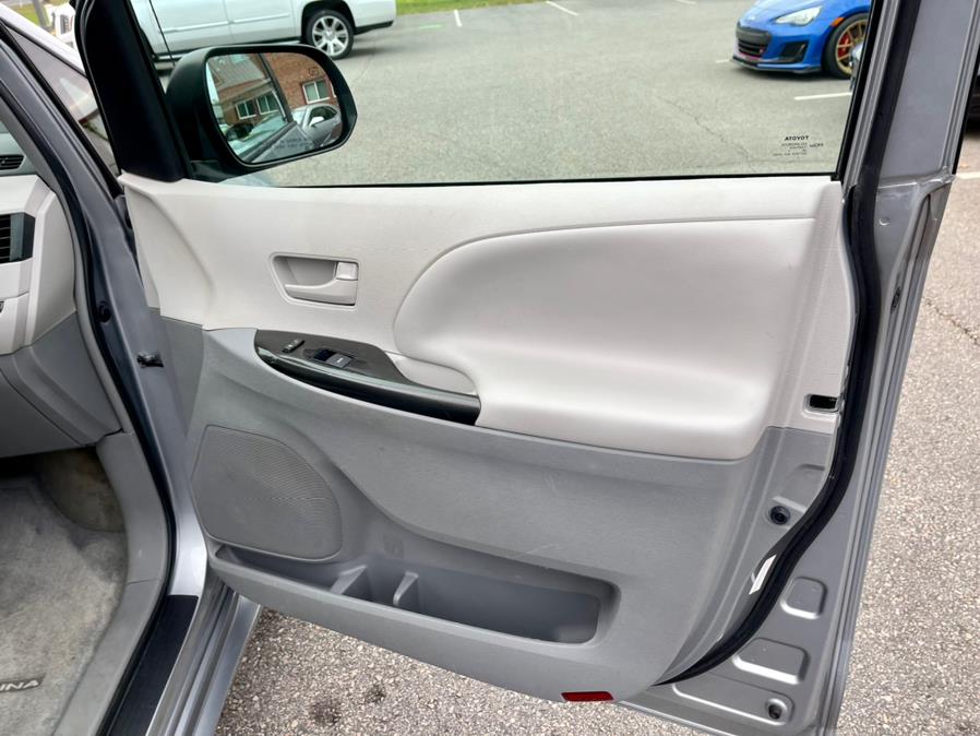 Used Toyota Sienna 5dr 8-Pass Van V6 LE FWD (Natl) 2013 | Mike And Tony Auto Sales, Inc. South Windsor, Connecticut Used Toyota Sienna 5dr 8-Pass Van V6 LE FWD (Natl) 2013 | Mike And Tony Auto Sales, Inc. South Windsor, Connecticut
