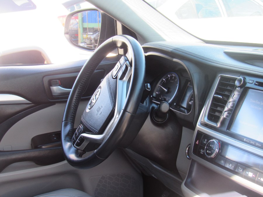 Used Toyota Highlander XLE V6 FWD (Natl) 2018 | NJ Used Cars Center. Irvington, New Jersey Used Toyota Highlander XLE V6 FWD (Natl) 2018 | NJ Used Cars Center. Irvington, New Jersey