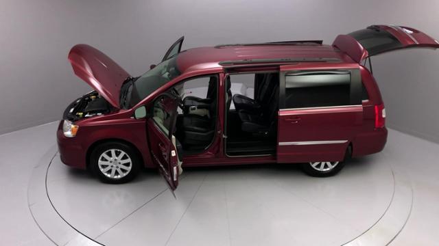 2016 Chrysler Town & Country 4dr Wgn Touring, available for sale in Naugatuck, Connecticut | J&M Automotive Sls&Svc LLC. Naugatuck, Connecticut 2016 Chrysler Town & Country 4dr Wgn Touring, available for sale in Naugatuck, Connecticut | J&M Automotive Sls&Svc LLC. Naugatuck, Connecticut