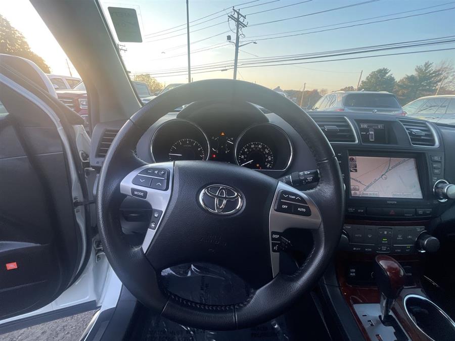 2013 Toyota Highlander 4WD 4dr V6 Limited (Natl), available for sale in Stratford, Connecticut | Wiz Leasing Inc. Stratford, Connecticut 2013 Toyota Highlander 4WD 4dr V6 Limited (Natl), available for sale in Stratford, Connecticut | Wiz Leasing Inc. Stratford, Connecticut