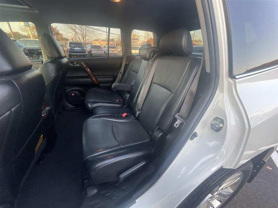 2013 Toyota Highlander 4WD 4dr V6 Limited (Natl), available for sale in Stratford, Connecticut | Wiz Leasing Inc. Stratford, Connecticut 2013 Toyota Highlander 4WD 4dr V6 Limited (Natl), available for sale in Stratford, Connecticut | Wiz Leasing Inc. Stratford, Connecticut