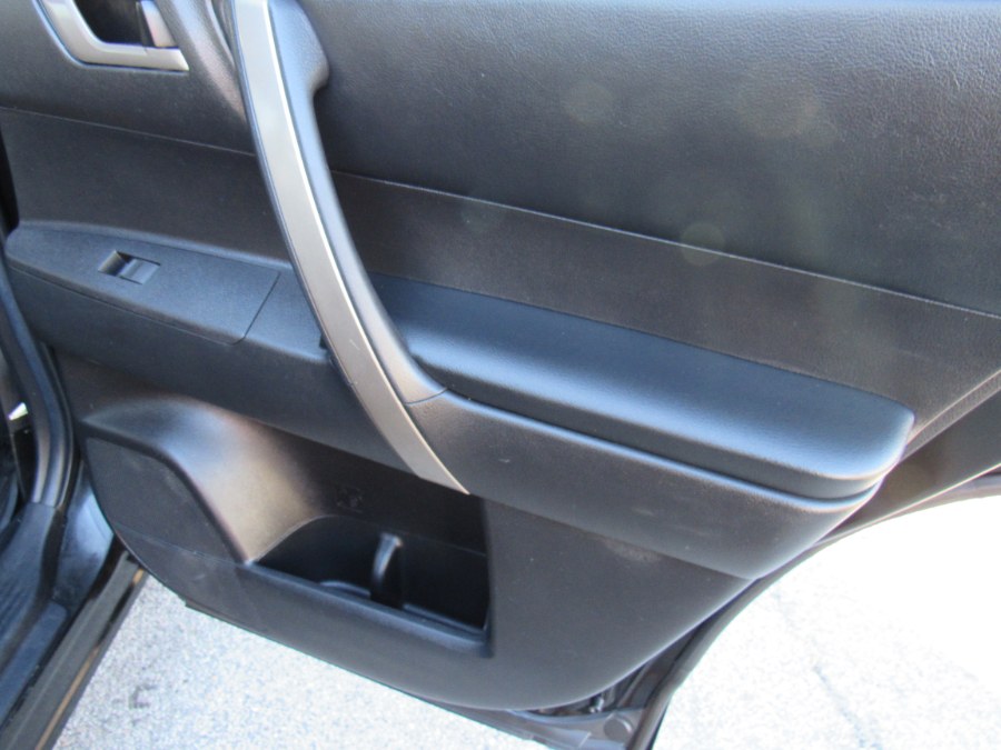 2013 Toyota Highlander SE, available for sale in Worcester, Massachusetts | Hilario's Auto Sales Inc.. Worcester, Massachusetts 2013 Toyota Highlander SE, available for sale in Worcester, Massachusetts | Hilario's Auto Sales Inc.. Worcester, Massachusetts
