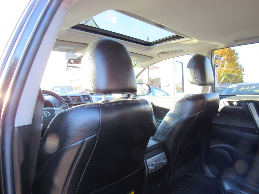 2013 Toyota Highlander SE, available for sale in Worcester, Massachusetts | Hilario's Auto Sales Inc.. Worcester, Massachusetts 2013 Toyota Highlander SE, available for sale in Worcester, Massachusetts | Hilario's Auto Sales Inc.. Worcester, Massachusetts