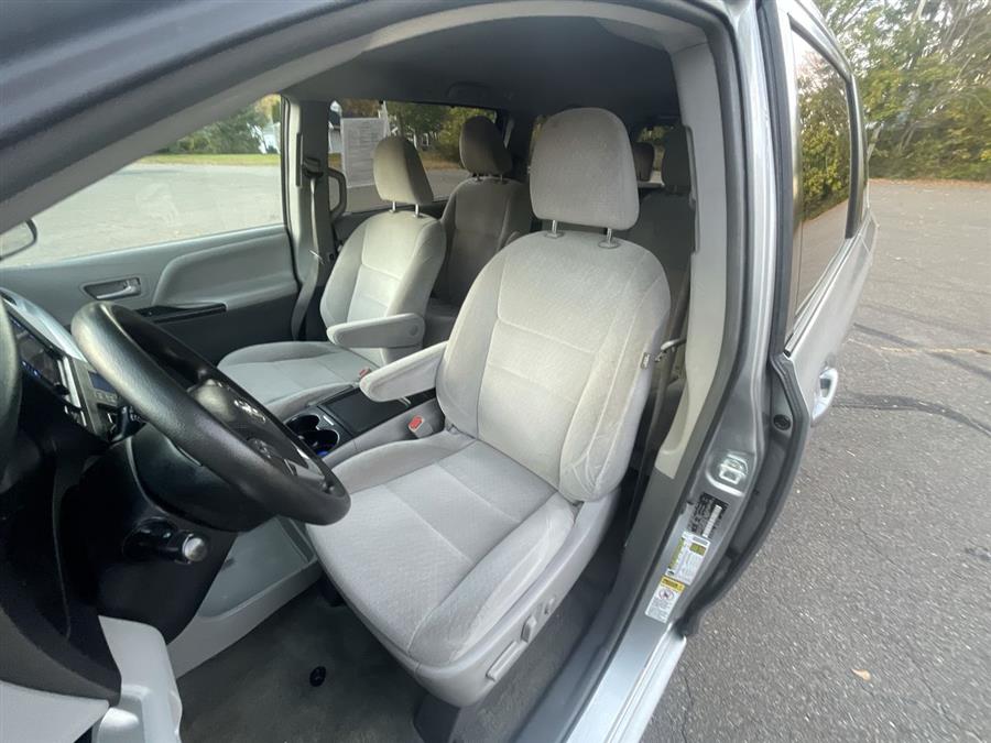 Used Toyota Sienna 5dr 8-Pass Van LE FWD (Natl) 2015 | Wiz Leasing Inc. Stratford, Connecticut Used Toyota Sienna 5dr 8-Pass Van LE FWD (Natl) 2015 | Wiz Leasing Inc. Stratford, Connecticut