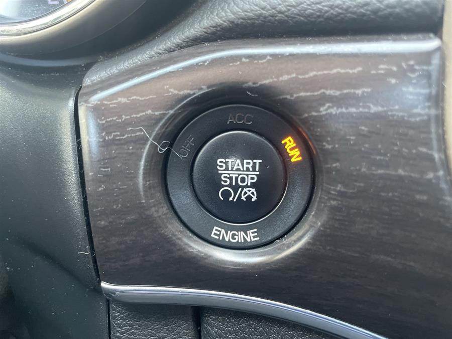 2015 Jeep Grand Cherokee 4WD 4dr Limited, available for sale in Stratford, Connecticut | Wiz Leasing Inc. Stratford, Connecticut 2015 Jeep Grand Cherokee 4WD 4dr Limited, available for sale in Stratford, Connecticut | Wiz Leasing Inc. Stratford, Connecticut