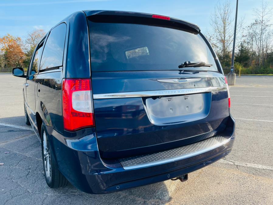 Used Chrysler Town & Country 4dr Wgn Touring-L 2014 | Supreme Automotive. New Britain, Connecticut Used Chrysler Town & Country 4dr Wgn Touring-L 2014 | Supreme Automotive. New Britain, Connecticut