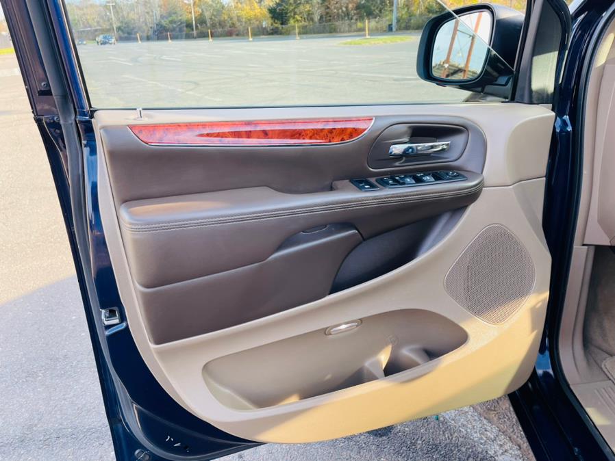 Used Chrysler Town & Country 4dr Wgn Touring-L 2014 | Supreme Automotive. New Britain, Connecticut Used Chrysler Town & Country 4dr Wgn Touring-L 2014 | Supreme Automotive. New Britain, Connecticut
