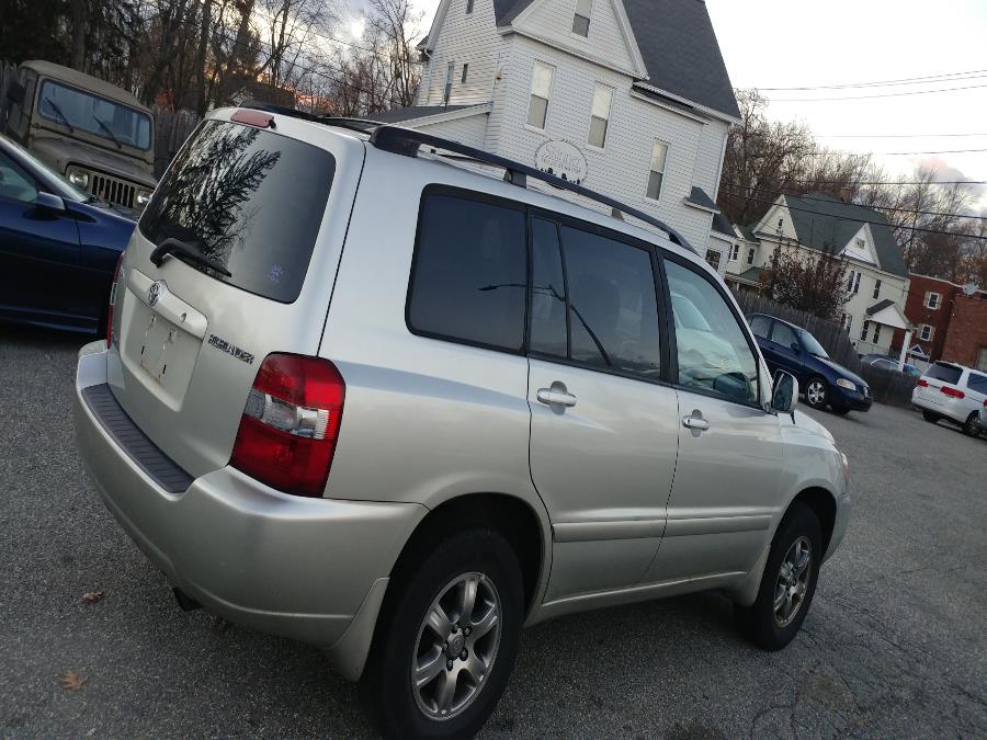 2005 Toyota Highlander 4dr V6 4WD w/3rd Row (Natl), available for sale in Chicopee, Massachusetts | Matts Auto Mall LLC. Chicopee, Massachusetts 2005 Toyota Highlander 4dr V6 4WD w/3rd Row (Natl), available for sale in Chicopee, Massachusetts | Matts Auto Mall LLC. Chicopee, Massachusetts