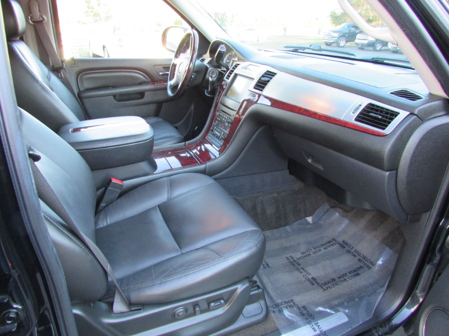 2011 Cadillac Escalade ESV AWD 4dr Luxury, available for sale in East Windsor, Connecticut | United Auto Sales of E Windsor, Inc. East Windsor, Connecticut 2011 Cadillac Escalade ESV AWD 4dr Luxury, available for sale in East Windsor, Connecticut | United Auto Sales of E Windsor, Inc. East Windsor, Connecticut