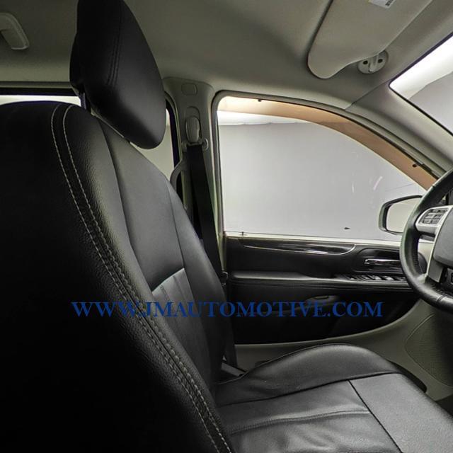 Used Chrysler Town & Country 4dr Wgn Touring 2016 | J&M Automotive Sls&Svc LLC. Naugatuck, Connecticut Used Chrysler Town & Country 4dr Wgn Touring 2016 | J&M Automotive Sls&Svc LLC. Naugatuck, Connecticut
