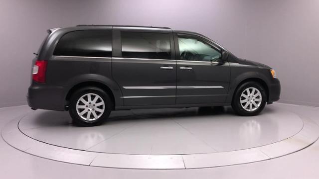 Used Chrysler Town & Country 4dr Wgn Touring 2016 | J&M Automotive Sls&Svc LLC. Naugatuck, Connecticut Used Chrysler Town & Country 4dr Wgn Touring 2016 | J&M Automotive Sls&Svc LLC. Naugatuck, Connecticut