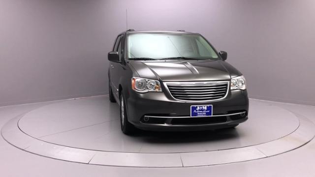 Used Chrysler Town & Country 4dr Wgn Touring 2016 | J&M Automotive Sls&Svc LLC. Naugatuck, Connecticut Used Chrysler Town & Country 4dr Wgn Touring 2016 | J&M Automotive Sls&Svc LLC. Naugatuck, Connecticut