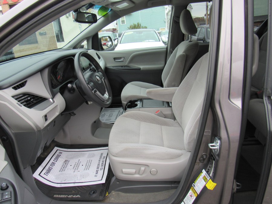 Used Toyota Sienna LE 2017 | Hilario's Auto Sales Inc.. Worcester, Massachusetts Used Toyota Sienna LE 2017 | Hilario's Auto Sales Inc.. Worcester, Massachusetts