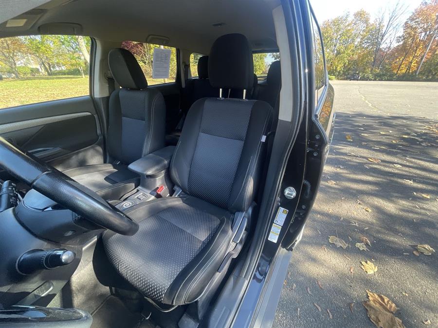 Used Mitsubishi Outlander AWC 4dr SE 2016 | Wiz Leasing Inc. Stratford, Connecticut Used Mitsubishi Outlander AWC 4dr SE 2016 | Wiz Leasing Inc. Stratford, Connecticut