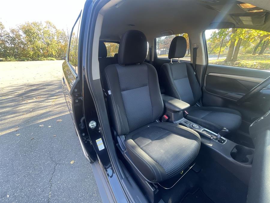 Used Mitsubishi Outlander AWC 4dr SE 2016 | Wiz Leasing Inc. Stratford, Connecticut Used Mitsubishi Outlander AWC 4dr SE 2016 | Wiz Leasing Inc. Stratford, Connecticut