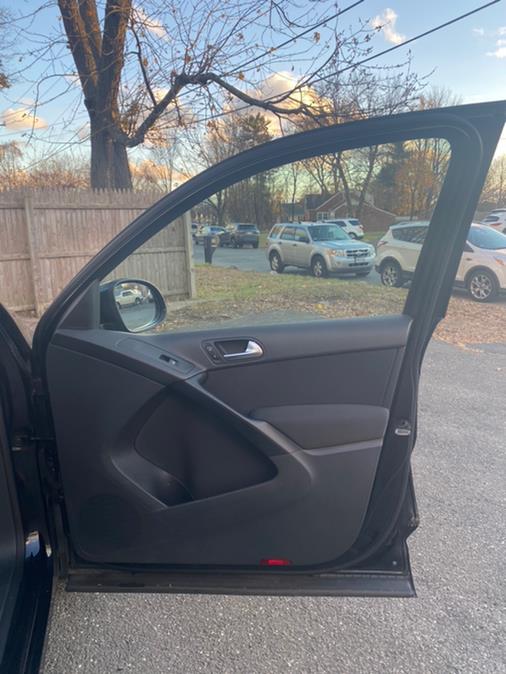 Used Volkswagen Tiguan 4WD 4dr Auto SE w/Sunroof & Nav 2013 | Malkoon Motors. Agawam, Massachusetts Used Volkswagen Tiguan 4WD 4dr Auto SE w/Sunroof & Nav 2013 | Malkoon Motors. Agawam, Massachusetts