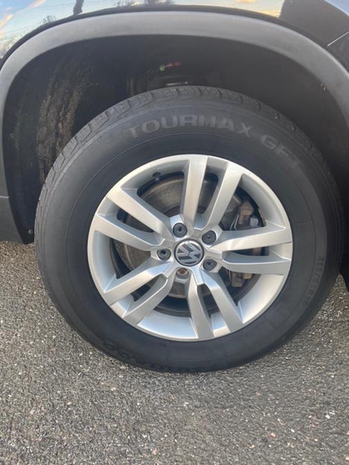 Used Volkswagen Tiguan 4WD 4dr Auto SE w/Sunroof & Nav 2013 | Malkoon Motors. Agawam, Massachusetts Used Volkswagen Tiguan 4WD 4dr Auto SE w/Sunroof & Nav 2013 | Malkoon Motors. Agawam, Massachusetts