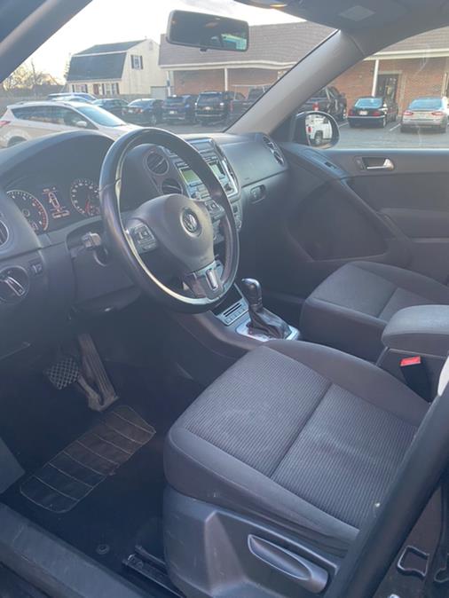 Used Volkswagen Tiguan 4WD 4dr Auto SE w/Sunroof & Nav 2013 | Malkoon Motors. Agawam, Massachusetts Used Volkswagen Tiguan 4WD 4dr Auto SE w/Sunroof & Nav 2013 | Malkoon Motors. Agawam, Massachusetts