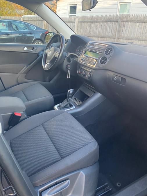 Used Volkswagen Tiguan 4WD 4dr Auto SE w/Sunroof & Nav 2013 | Malkoon Motors. Agawam, Massachusetts Used Volkswagen Tiguan 4WD 4dr Auto SE w/Sunroof & Nav 2013 | Malkoon Motors. Agawam, Massachusetts