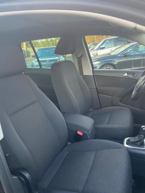 Used Volkswagen Tiguan 4WD 4dr Auto SE w/Sunroof & Nav 2013 | Malkoon Motors. Agawam, Massachusetts Used Volkswagen Tiguan 4WD 4dr Auto SE w/Sunroof & Nav 2013 | Malkoon Motors. Agawam, Massachusetts