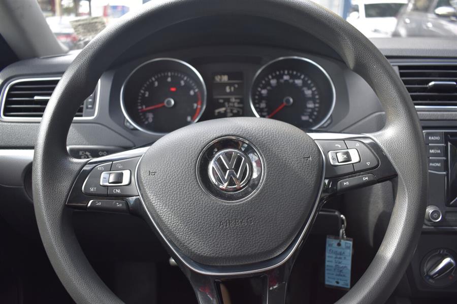 Used Volkswagen Jetta 1.4T S 4dr Sedan 5M 2017 | Automania. Woodside, New York Used Volkswagen Jetta 1.4T S 4dr Sedan 5M 2017 | Automania. Woodside, New York