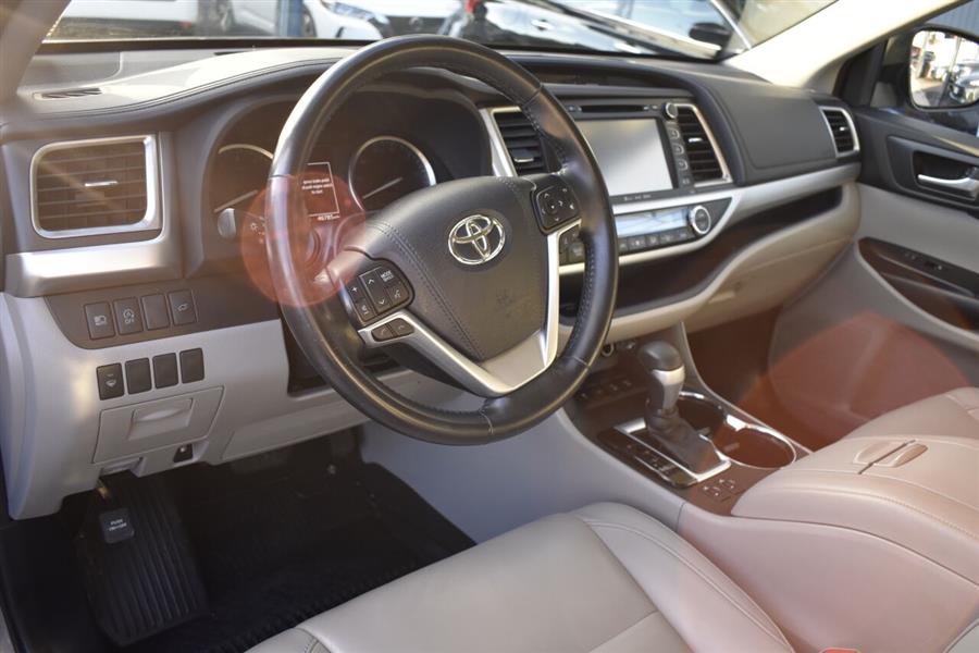 Used Toyota Highlander XLE AWD 4dr SUV 2018 | Automania. Woodside, New York Used Toyota Highlander XLE AWD 4dr SUV 2018 | Automania. Woodside, New York