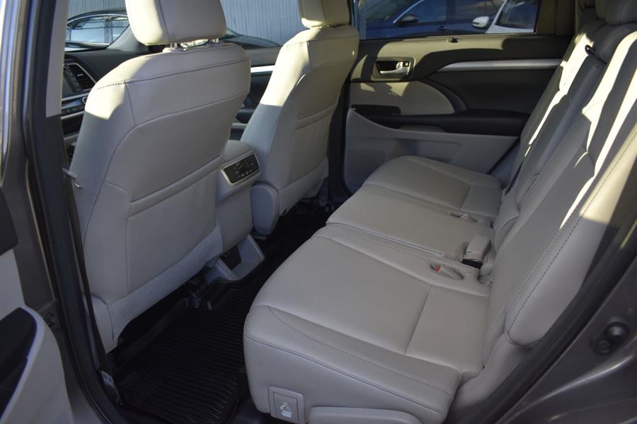 Used Toyota Highlander XLE AWD 4dr SUV 2018 | Automania. Woodside, New York Used Toyota Highlander XLE AWD 4dr SUV 2018 | Automania. Woodside, New York