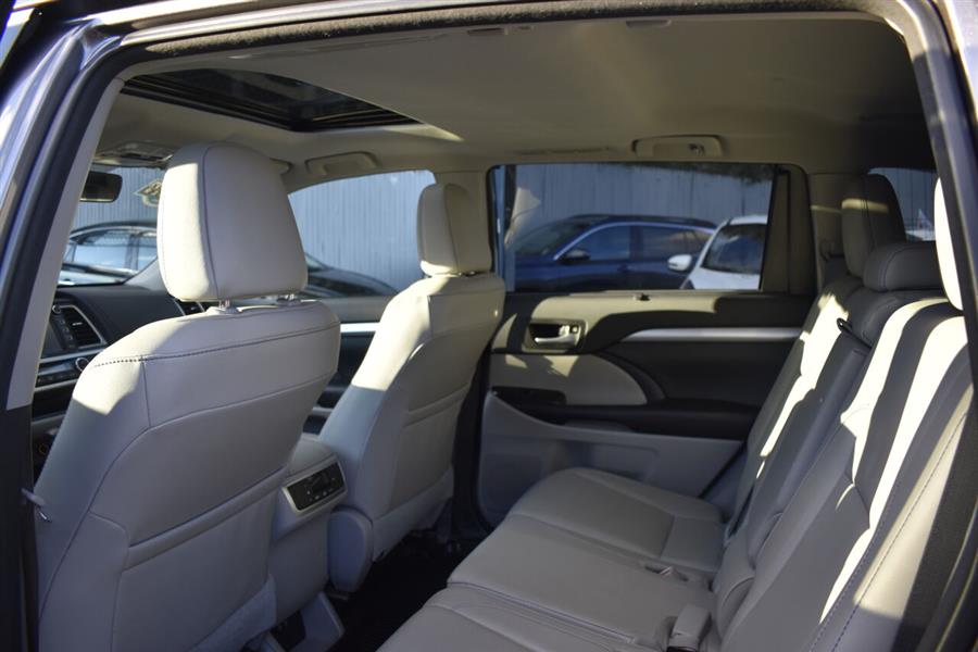 Used Toyota Highlander XLE AWD 4dr SUV 2018 | Automania. Woodside, New York Used Toyota Highlander XLE AWD 4dr SUV 2018 | Automania. Woodside, New York