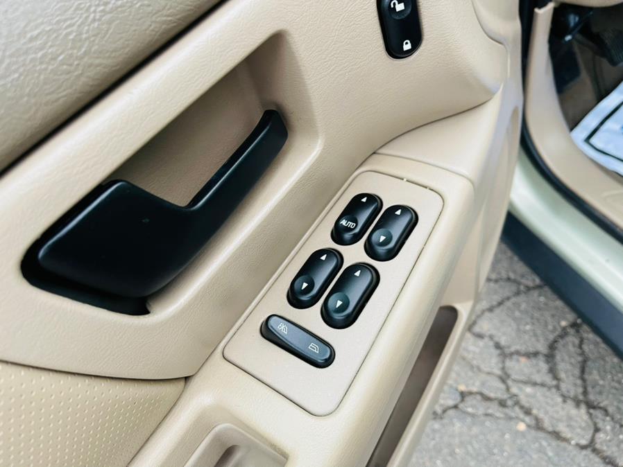 Used Ford Taurus 4dr Sdn SE 2006 | Supreme Automotive. New Britain, Connecticut Used Ford Taurus 4dr Sdn SE 2006 | Supreme Automotive. New Britain, Connecticut
