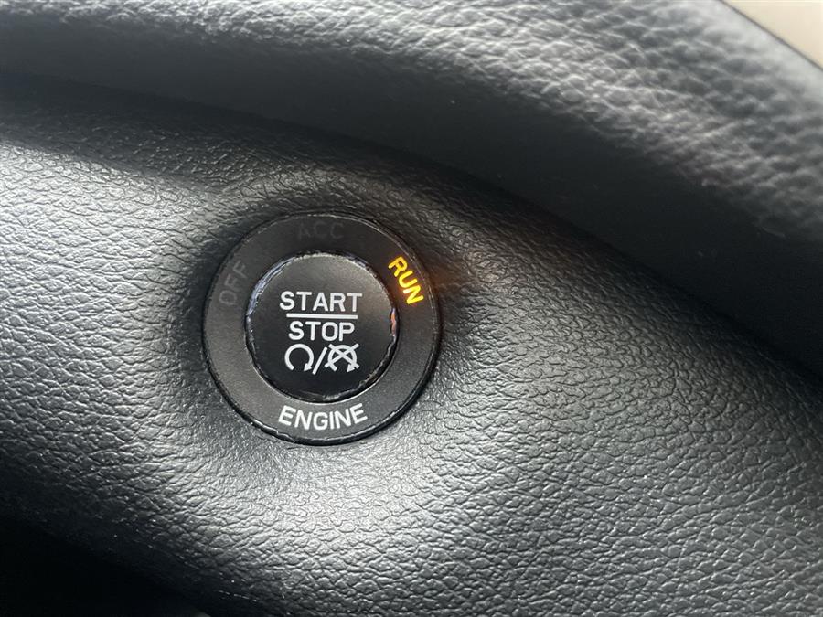 Used Jeep Cherokee 4WD 4dr Limited 2015 | Wiz Leasing Inc. Stratford, Connecticut Used Jeep Cherokee 4WD 4dr Limited 2015 | Wiz Leasing Inc. Stratford, Connecticut
