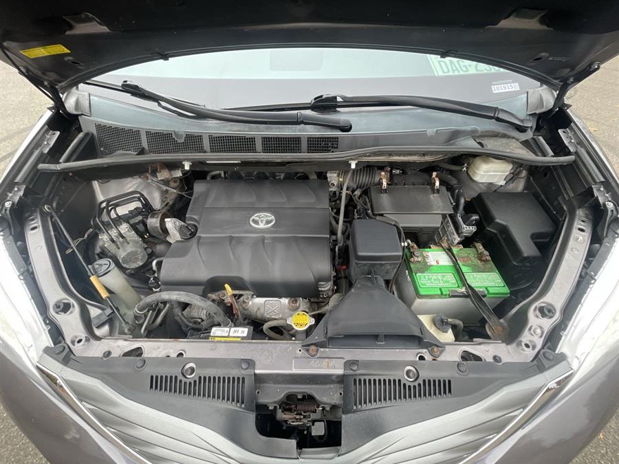 Used Toyota Sienna 5dr 7-Pass Van V6 XLE FWD (Natl) 2013 | Wiz Leasing Inc. Stratford, Connecticut Used Toyota Sienna 5dr 7-Pass Van V6 XLE FWD (Natl) 2013 | Wiz Leasing Inc. Stratford, Connecticut