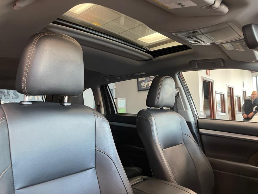 2018 Toyota Highlander XLE V6 FWD (Natl), available for sale in Inwood, New York | 5 Towns Drive. Inwood, New York 2018 Toyota Highlander XLE V6 FWD (Natl), available for sale in Inwood, New York | 5 Towns Drive. Inwood, New York