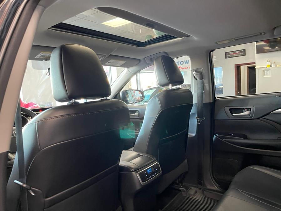 2018 Toyota Highlander XLE V6 FWD (Natl), available for sale in Inwood, New York | 5 Towns Drive. Inwood, New York 2018 Toyota Highlander XLE V6 FWD (Natl), available for sale in Inwood, New York | 5 Towns Drive. Inwood, New York