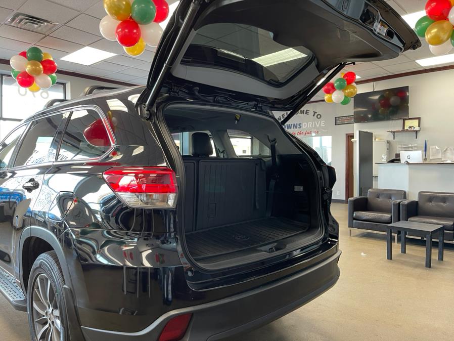 2018 Toyota Highlander XLE V6 FWD (Natl), available for sale in Inwood, New York | 5 Towns Drive. Inwood, New York 2018 Toyota Highlander XLE V6 FWD (Natl), available for sale in Inwood, New York | 5 Towns Drive. Inwood, New York