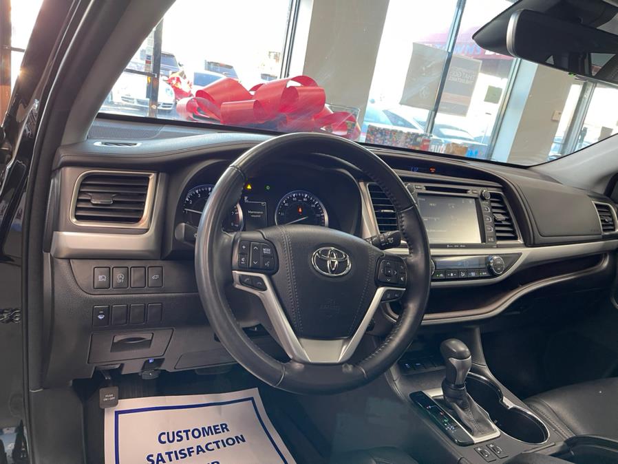 2018 Toyota Highlander XLE V6 FWD (Natl), available for sale in Inwood, New York | 5 Towns Drive. Inwood, New York 2018 Toyota Highlander XLE V6 FWD (Natl), available for sale in Inwood, New York | 5 Towns Drive. Inwood, New York