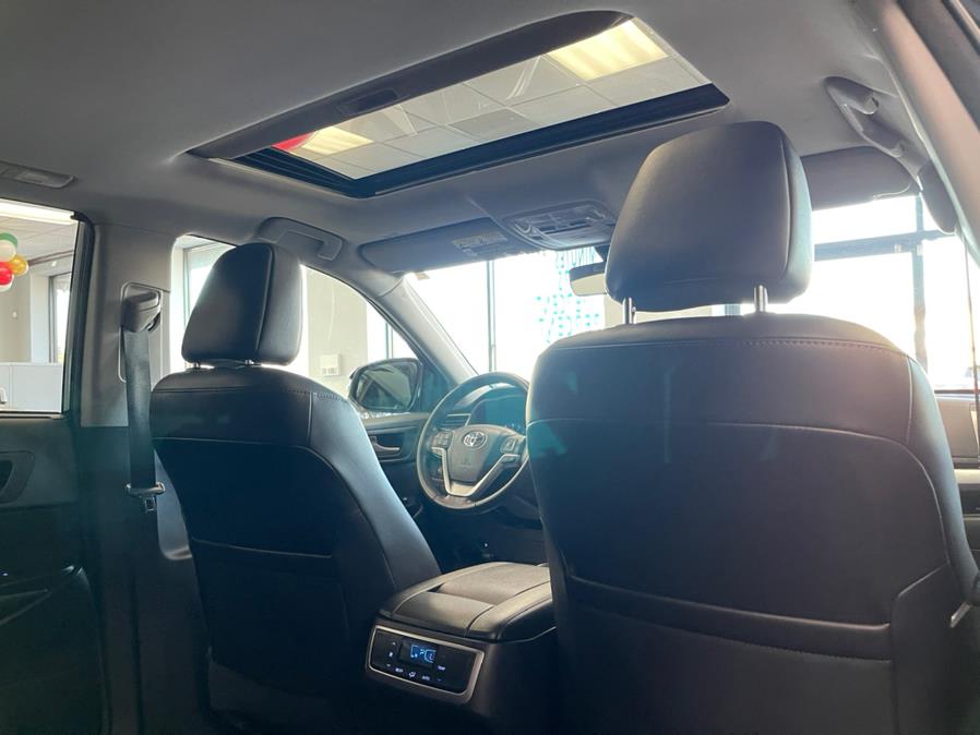2018 Toyota Highlander XLE V6 FWD (Natl), available for sale in Inwood, New York | 5 Towns Drive. Inwood, New York 2018 Toyota Highlander XLE V6 FWD (Natl), available for sale in Inwood, New York | 5 Towns Drive. Inwood, New York