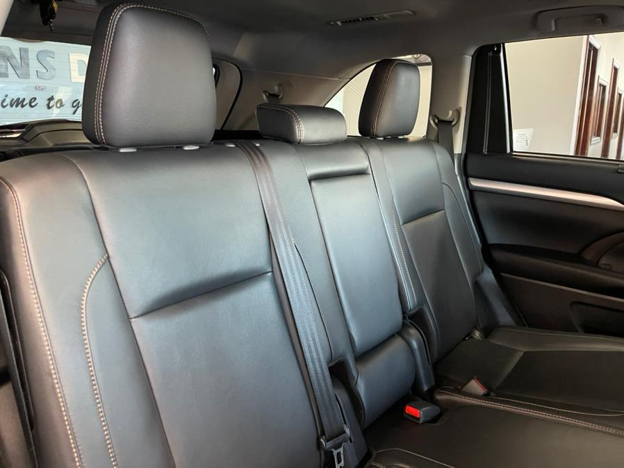 2018 Toyota Highlander XLE V6 FWD (Natl), available for sale in Inwood, New York | 5 Towns Drive. Inwood, New York 2018 Toyota Highlander XLE V6 FWD (Natl), available for sale in Inwood, New York | 5 Towns Drive. Inwood, New York