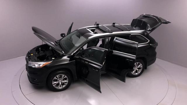 Used Toyota Highlander AWD 4dr V6 XLE 2015 | J&M Automotive Sls&Svc LLC. Naugatuck, Connecticut Used Toyota Highlander AWD 4dr V6 XLE 2015 | J&M Automotive Sls&Svc LLC. Naugatuck, Connecticut