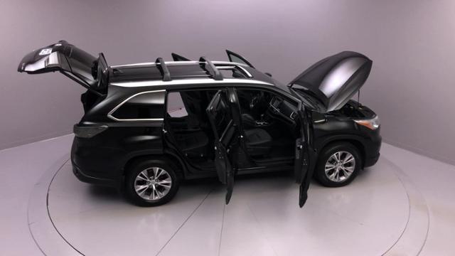 Used Toyota Highlander AWD 4dr V6 XLE 2015 | J&M Automotive Sls&Svc LLC. Naugatuck, Connecticut Used Toyota Highlander AWD 4dr V6 XLE 2015 | J&M Automotive Sls&Svc LLC. Naugatuck, Connecticut