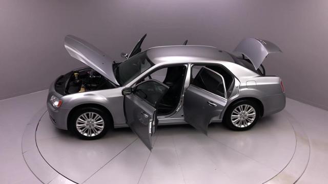 Used Chrysler 300 4dr Sdn 300C AWD 2014 | J&M Automotive Sls&Svc LLC. Naugatuck, Connecticut Used Chrysler 300 4dr Sdn 300C AWD 2014 | J&M Automotive Sls&Svc LLC. Naugatuck, Connecticut